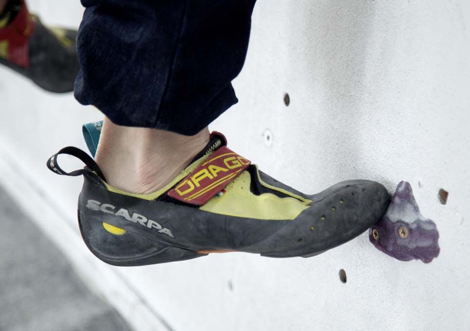 Técnica de pisada para escalada en rocódromo