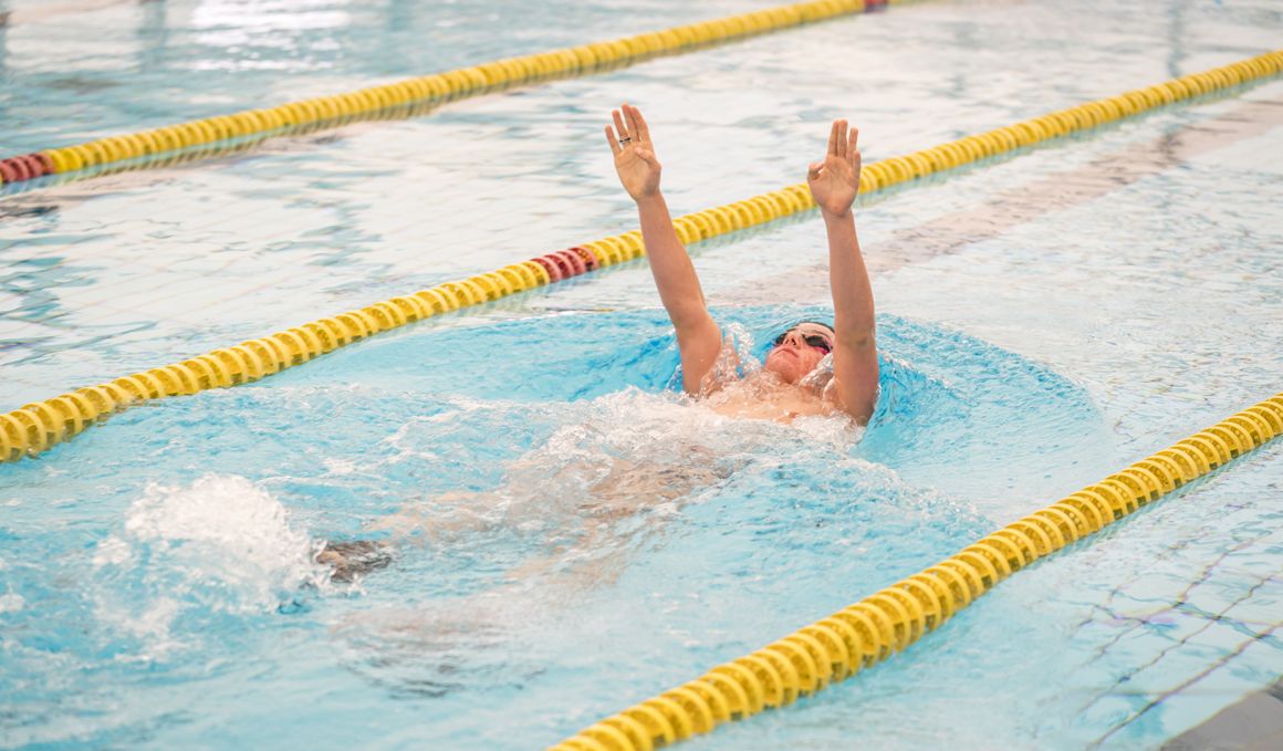 5 ejercicios para entrenar fuerza en la piscina