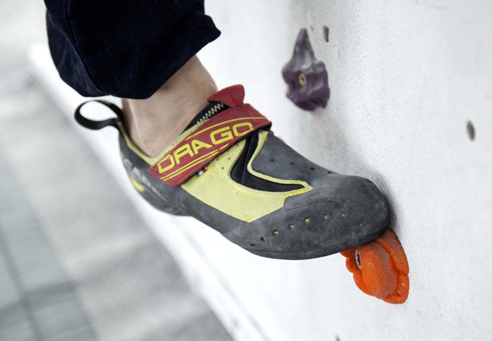Técnica de pisada para escalada en rocódromo
