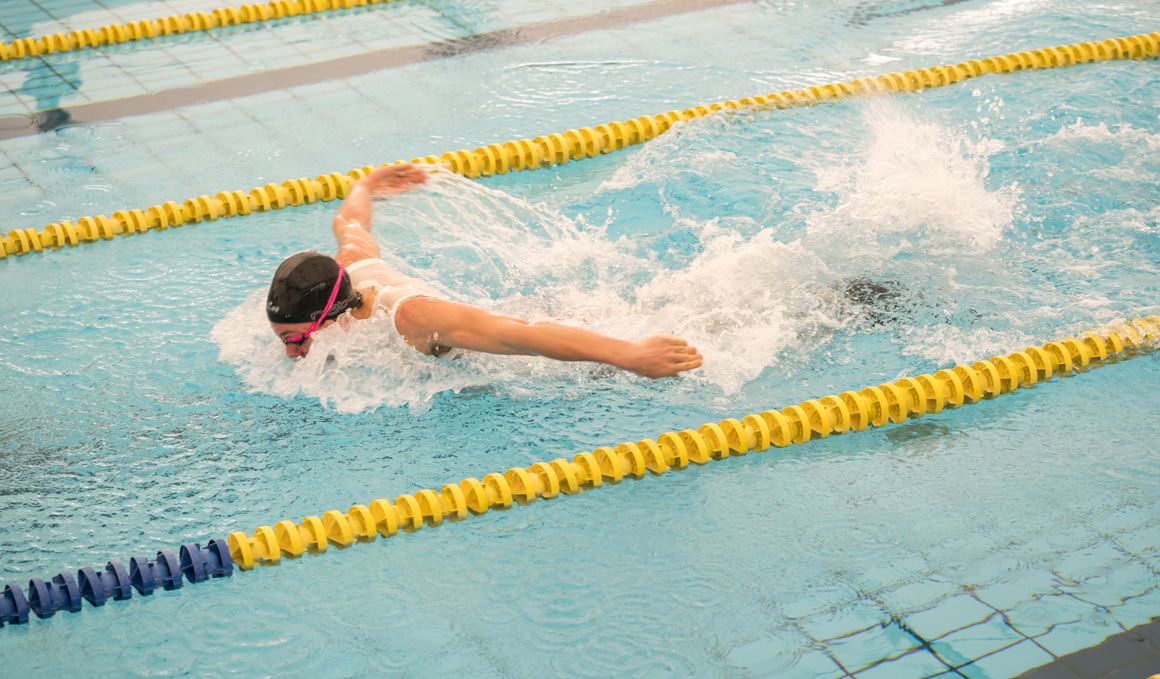 5 ejercicios para entrenar fuerza en la piscina