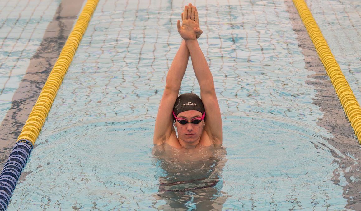 5 ejercicios para entrenar fuerza en la piscina
