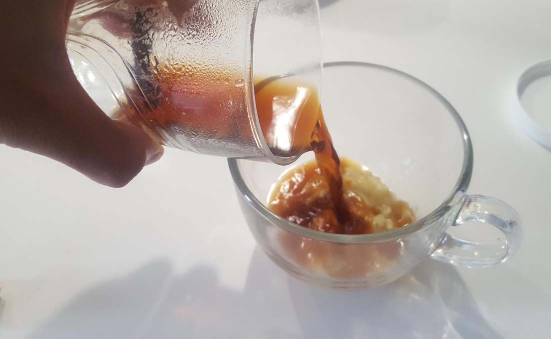 Elaboración de helado de cacao, jengibre y yogur