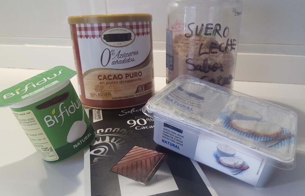 Elaboración de helado de cacao, jengibre y yogur