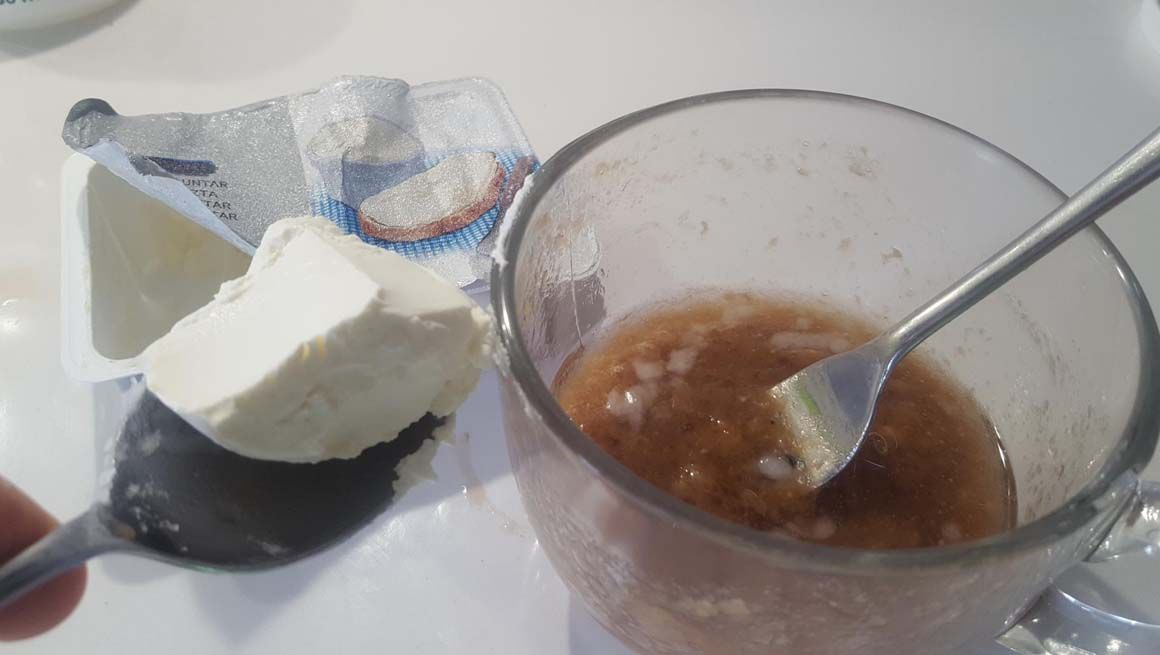 Elaboración de helado de cacao, jengibre y yogur