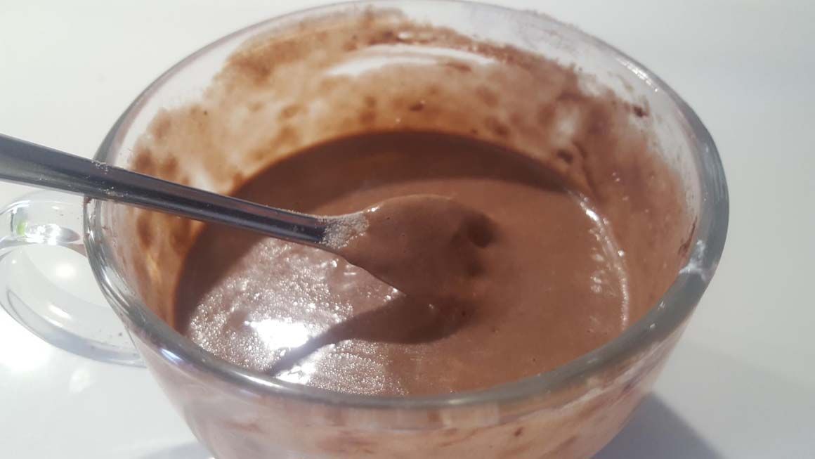 Elaboración de helado de cacao, jengibre y yogur