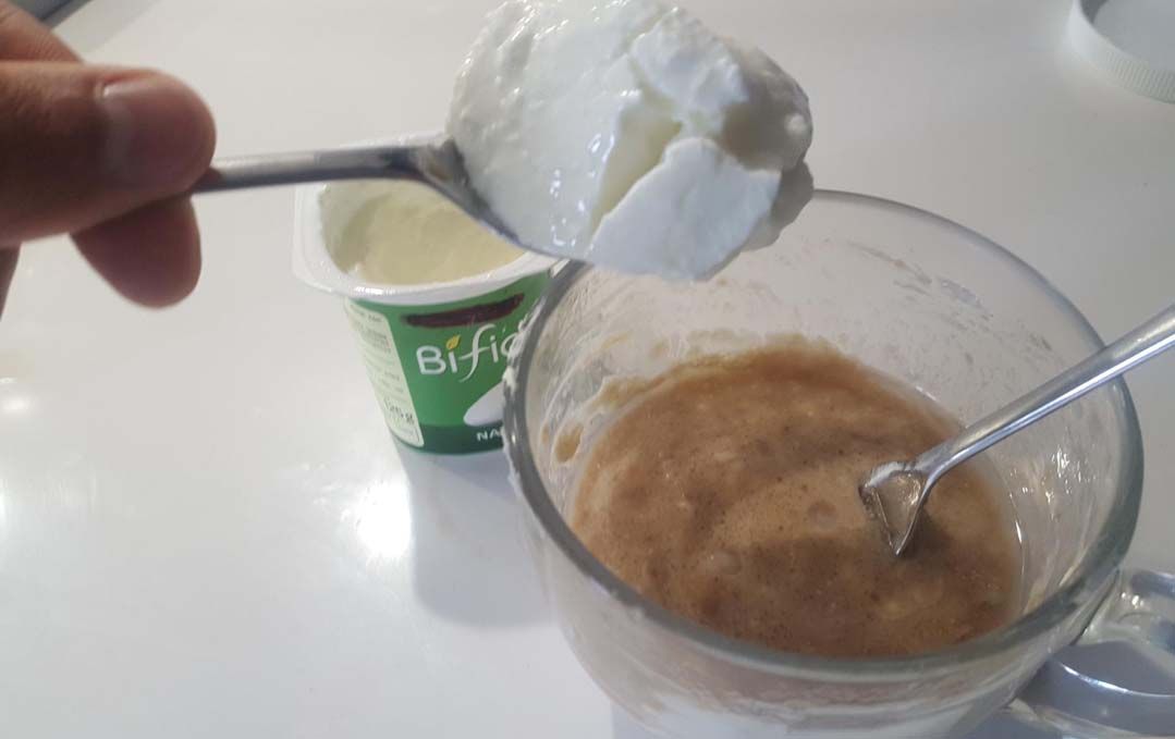 Elaboración de helado de cacao, jengibre y yogur