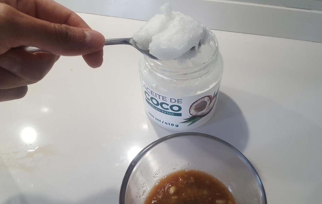 Elaboración de helado de cacao, jengibre y yogur