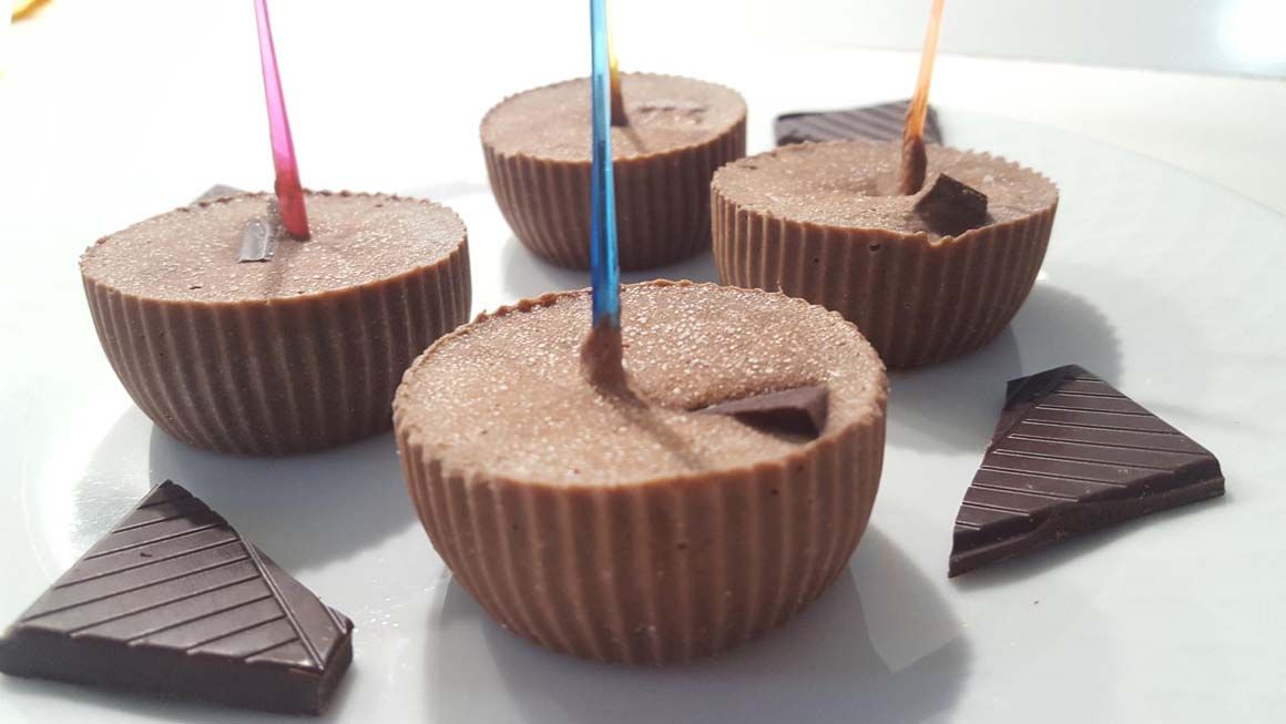 Elaboración de helado de cacao, jengibre y yogur