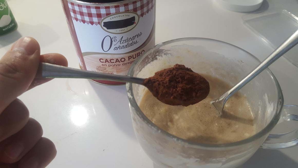 Elaboración de helado de cacao, jengibre y yogur