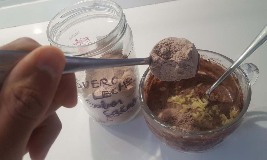 Elaboración de helado de cacao, jengibre y yogur