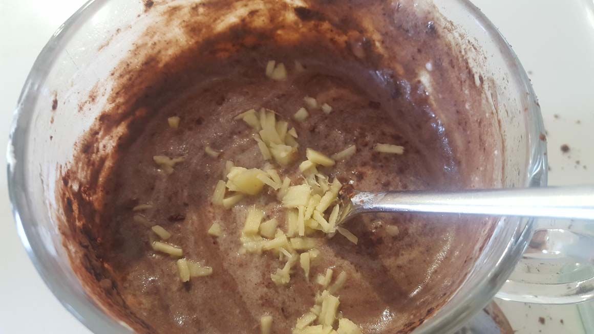 Elaboración de helado de cacao, jengibre y yogur