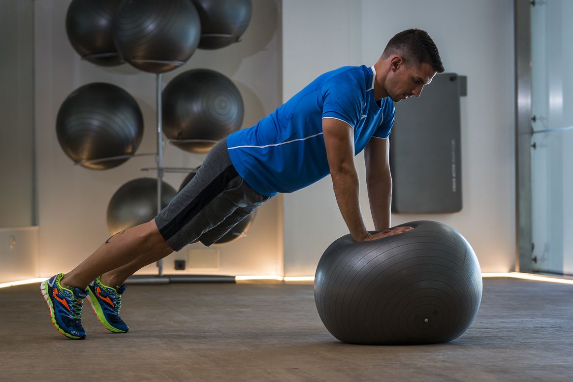 Plancha sobre fitball