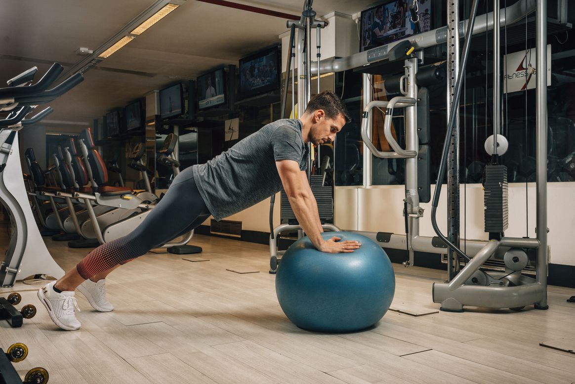 Plancha dinámica sobre fitball
