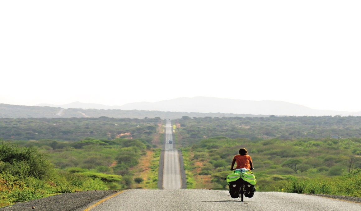 Cinecicleta: llevando en bici la magia del cine a África