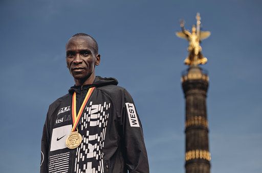 Lo que se lee en la pulsera que lleva Kipchoge: "No hay limites para el ser humano"