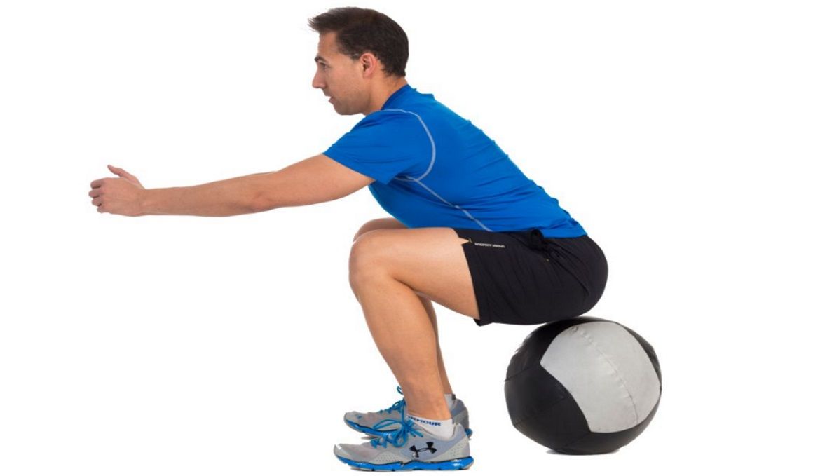 El truco del entrenador para llevar el pecho al frente en el squat