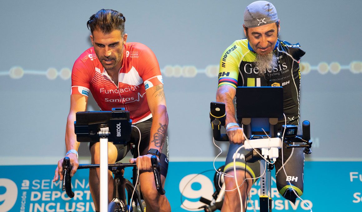 Oscar Pereiro, ganador del Tour 2006, pedaleando con Juanjo Méndez, triple medallista paralímpico. Os podemos asegurar que los dos se dieron una paliza soberana en las cuatro etapas de este Mundial de Ciclismo tan especial.