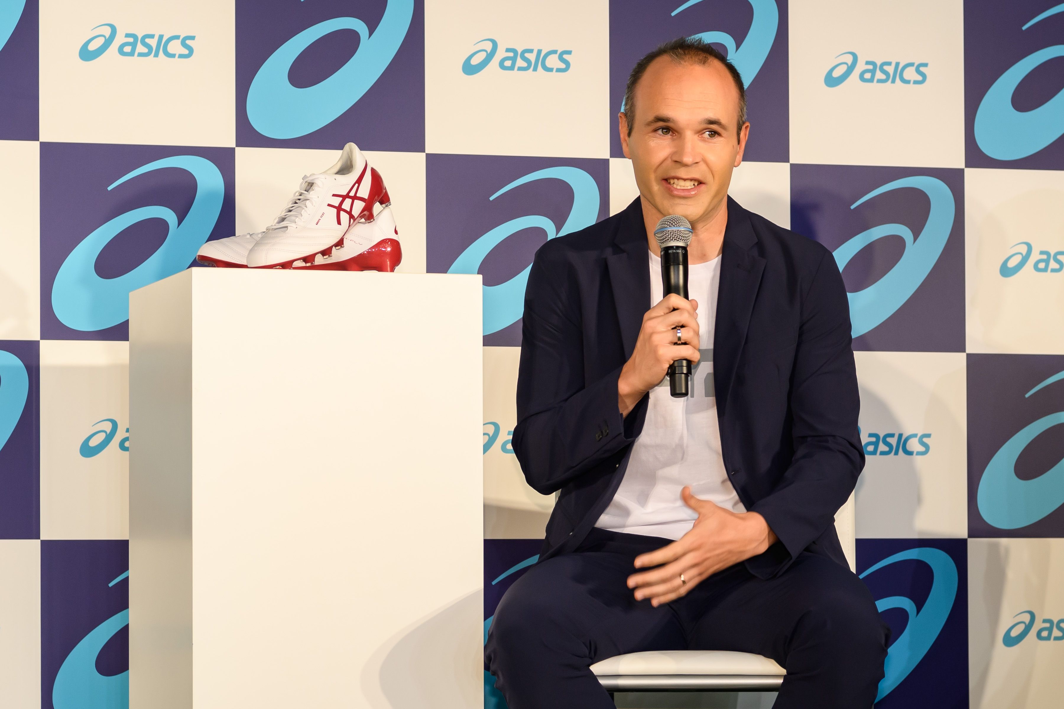 El sorprendente fichaje de Iniesta por asics