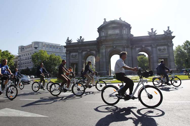 ¿Ya viene el seguro obligatorio para poder circular en bici o en patinete eléctrico?