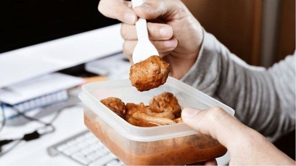 Comer de táper engorda menos
