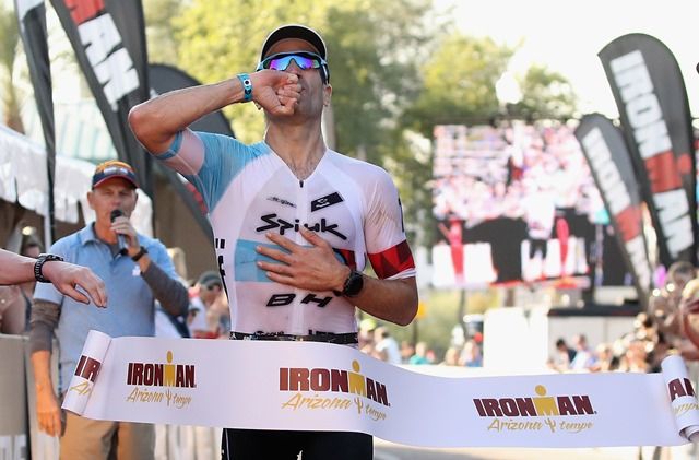 Eneko Llanos gana el Ironman de Arizona a los 41 años