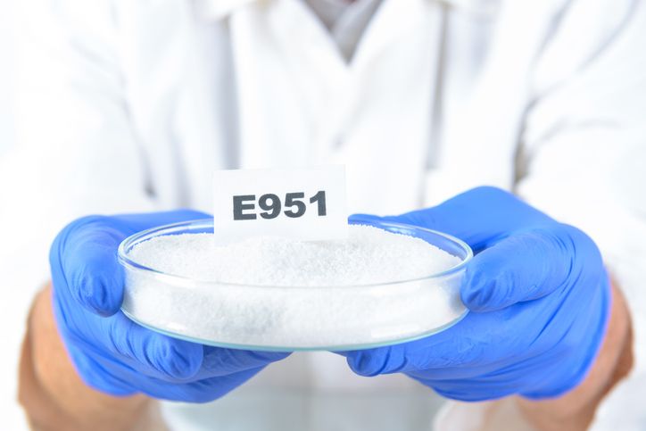 El aspartamo se encuentra en los alimentos con el nombre E-951