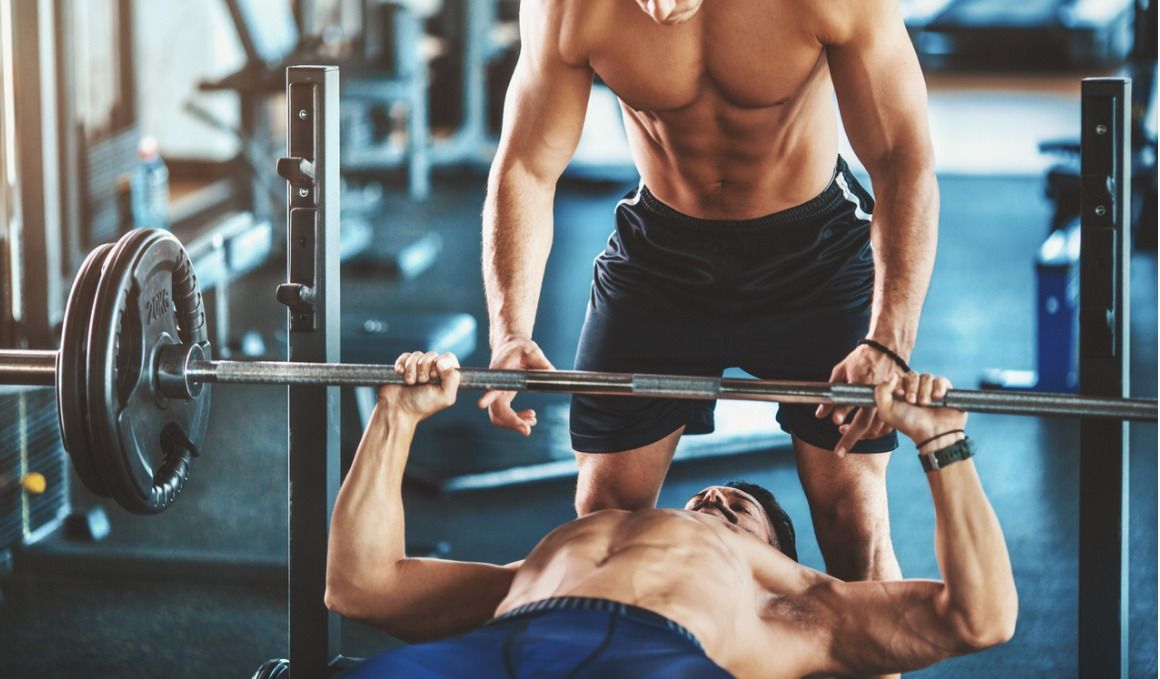 El press banca nos ayuda a trabajar triceps, deltoides y pectorales