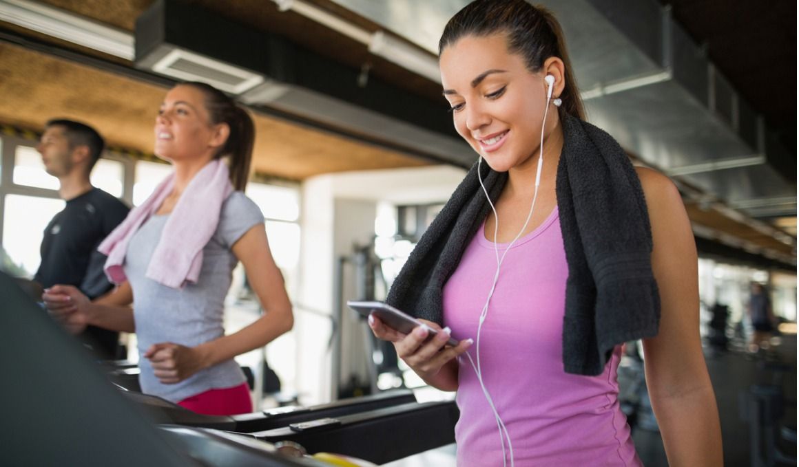 En nuestro smartphone podemos llevar miles de canciones para correr.