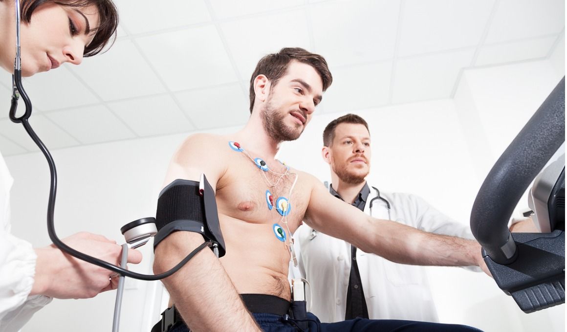 En la prueba de esfuerzo el médico monitorizará nuestro corazón, nuestra presión arterial y el oxígeno.