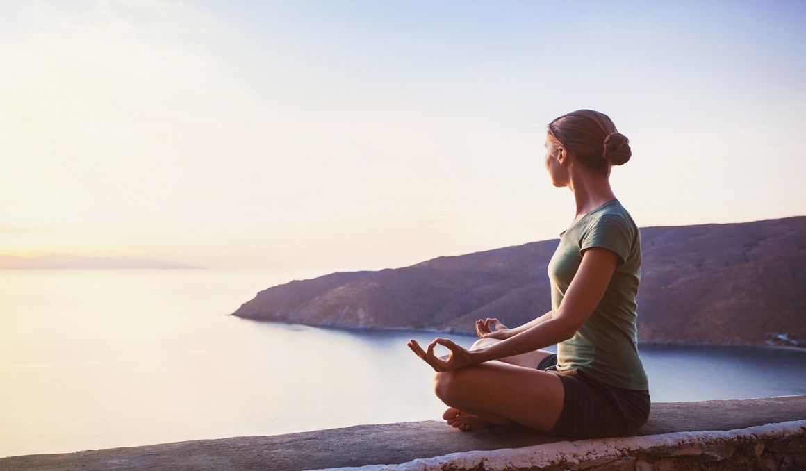 La meditación transcendental es una práctica que proviene de India