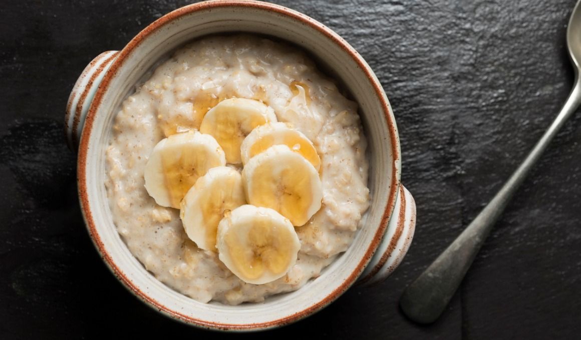 Un desayuno a base de copos de avena y plátano nos dará energía para afrontar el día.
