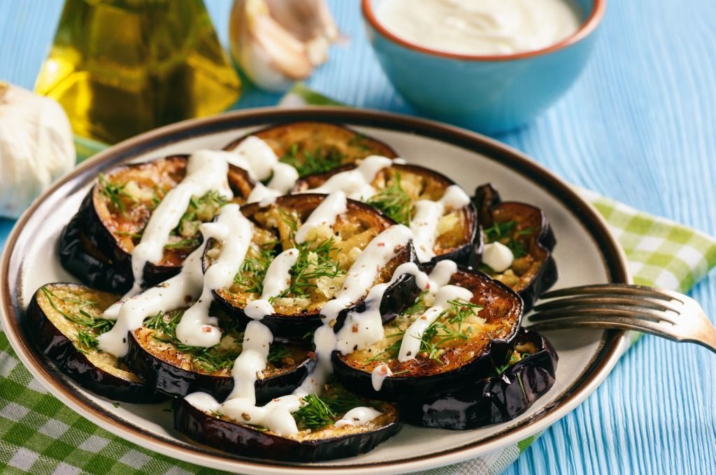 La salsa de yogur sirve para acompañar carnes, pescados, verduras...