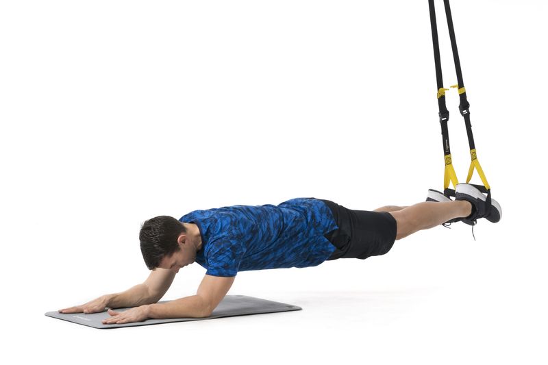 5 ejercicios para entrenar la fuerza del core con TRX