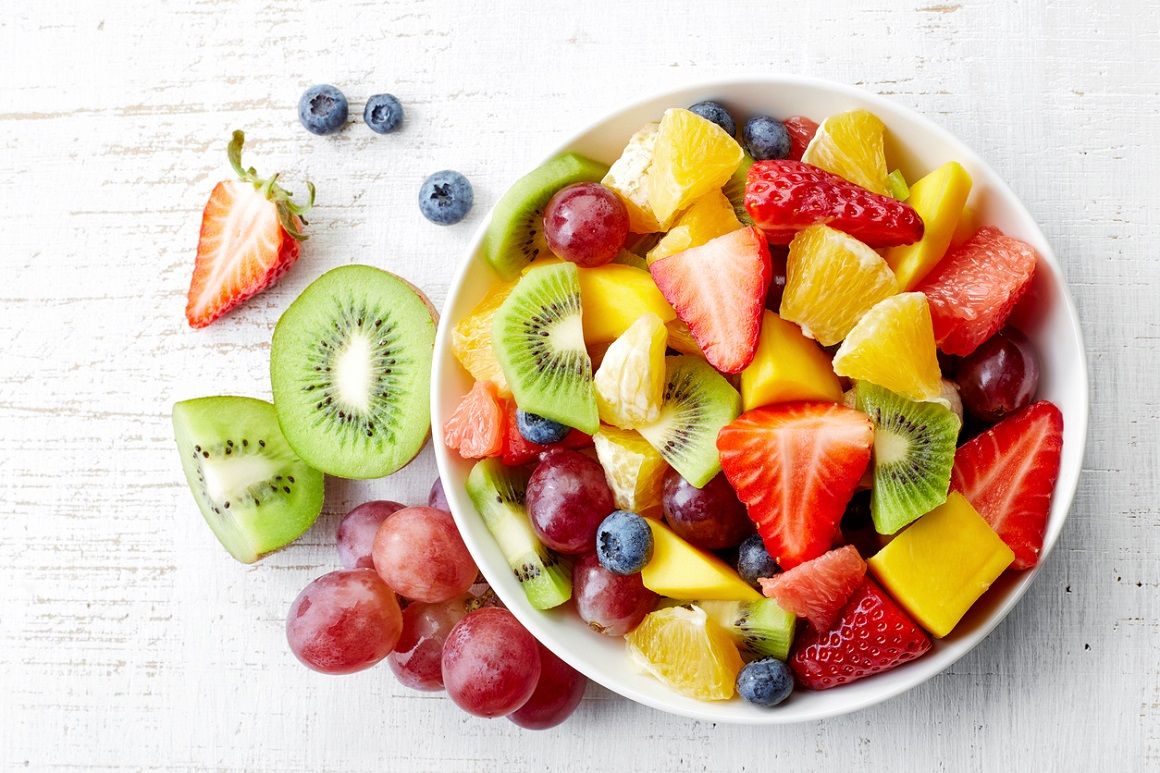 Existen todo tipo de frutas ricas en fibra que puedes tomar en una rica macedonia