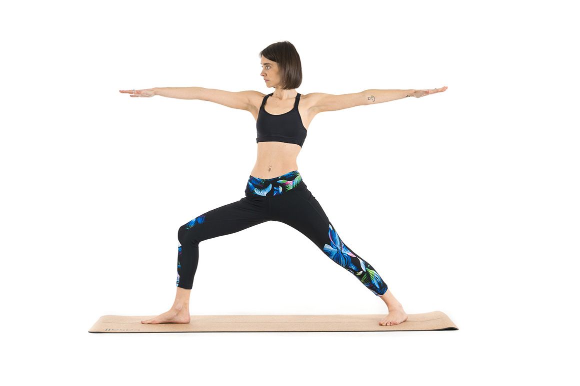 Las posturas de pie, como Virabhadrasana II, aportan equilibrio, estabilidad, calma y fuerza. 
