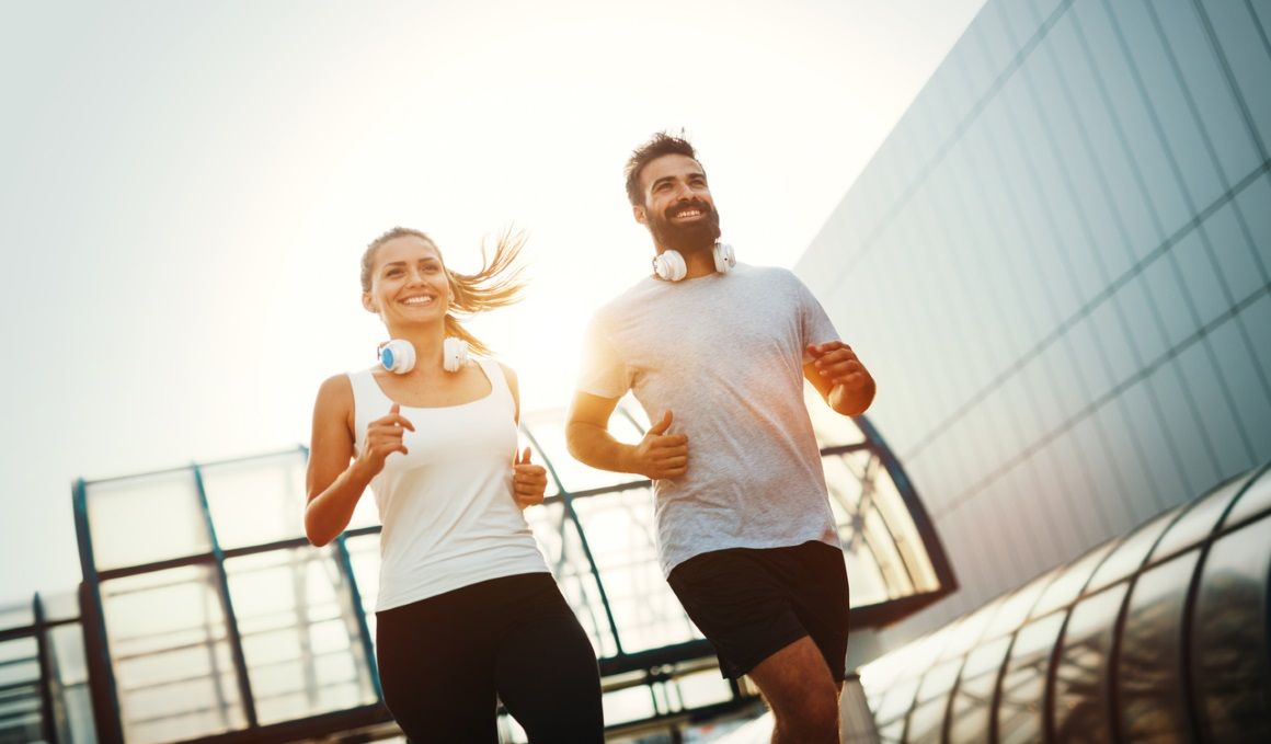 Para correr, podemos salir fuera o trabajar la carrera en el gimnasio.