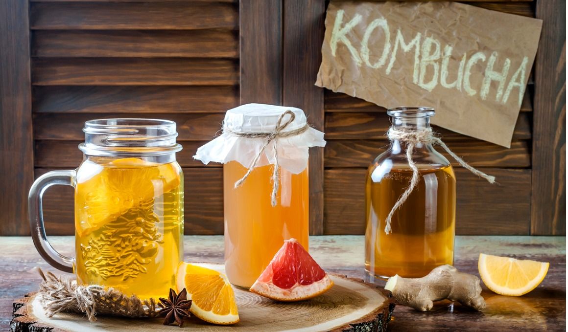 El té kombucha se obtiene de la fermentación del hongo SCOBY.