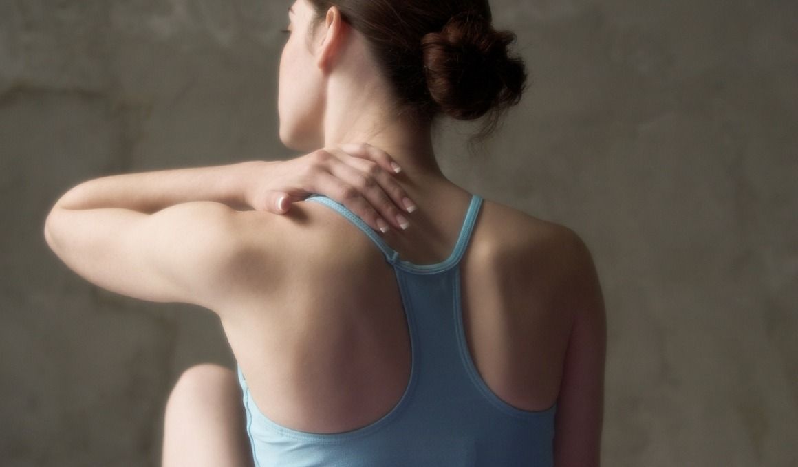 Un sobreesfuerzo puede ocasionar una contractura muscular de cuello para evitar una rotura fibrilar.