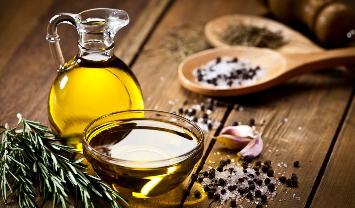 El ajo y el aceite de oliva son dos de los mejores alimentos ricos en antioxidantes.