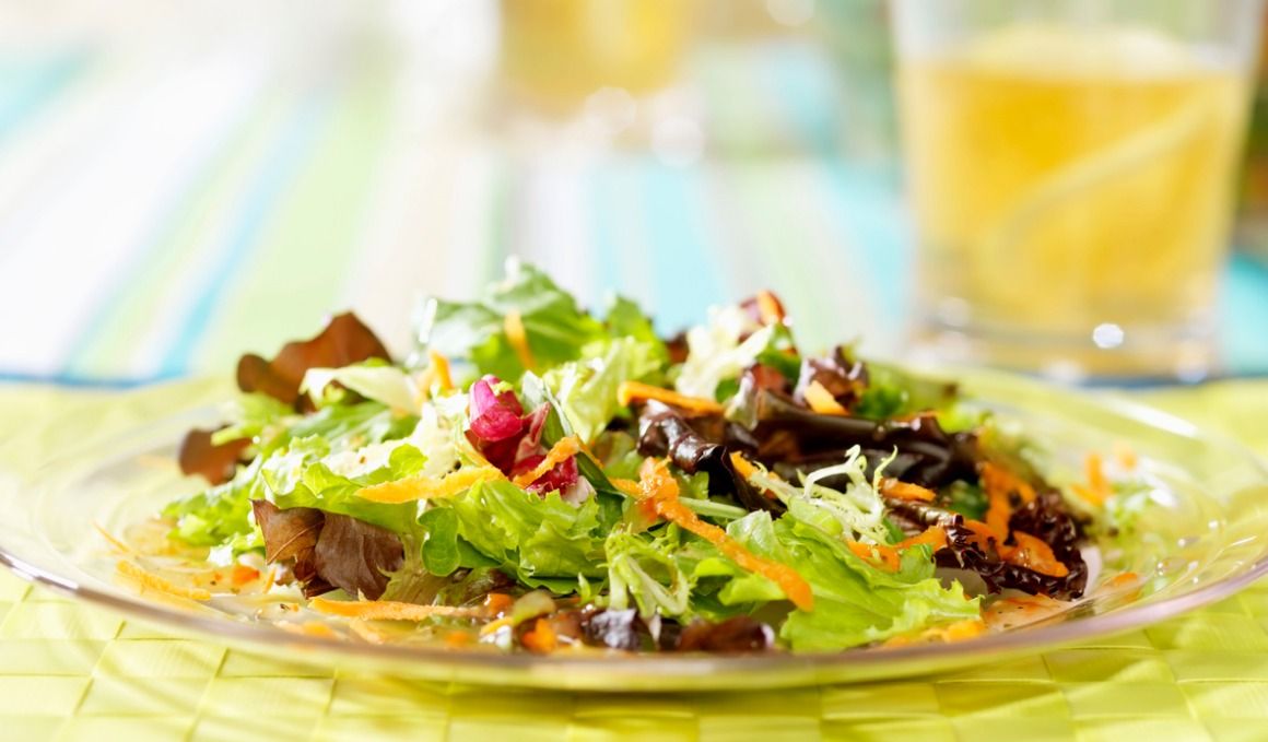 Si combinas tu ensalada con un zumo natural de frutas, tendrás un aporte vitamínico extra.