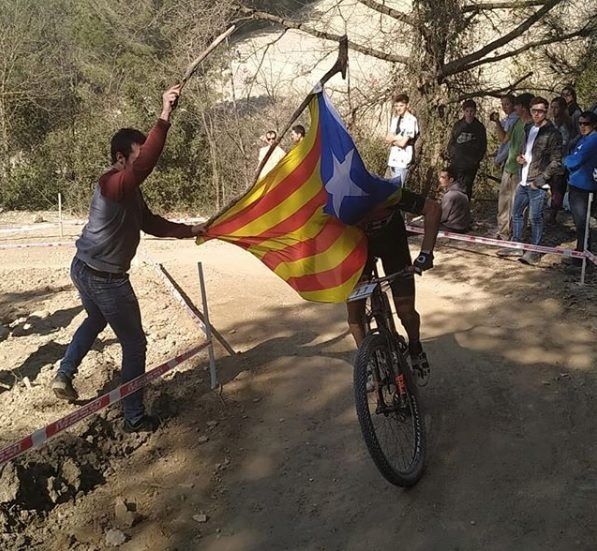 Tiran con una estelada a Carlos Coloma en una prueba de mountain bike