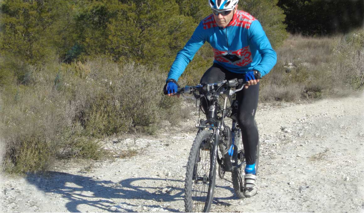 A la vez que pedaleas puedes tirar arriba alternativamente de cada lado del manillar para producir más impulso y trabajar también tus brazos.