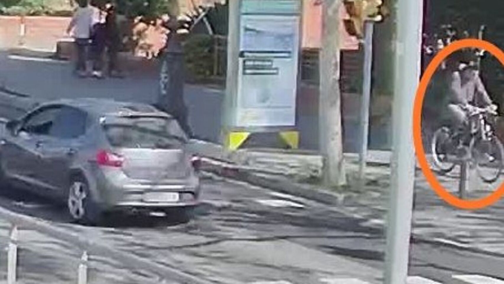 Un ciclista atropella a una abuela que llevaba a un bebé en brazos y huye 