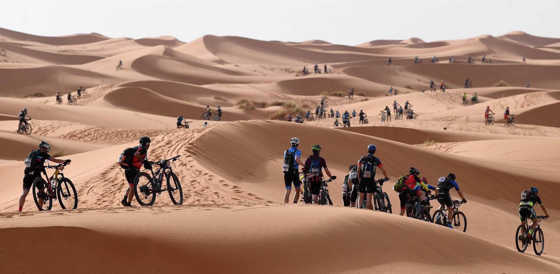 Sobre la gente pasada de peso y los fumadores de la Titan Desert