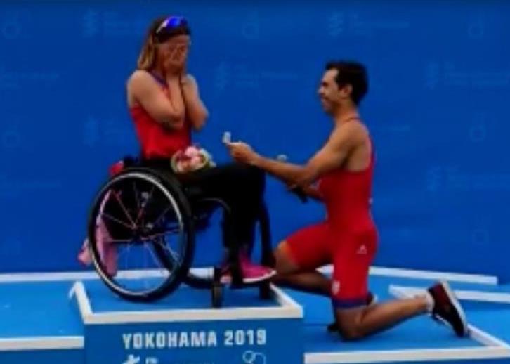 La pedida de mano de Eva Moral en el podio de las Series Mundiales de Triatlón