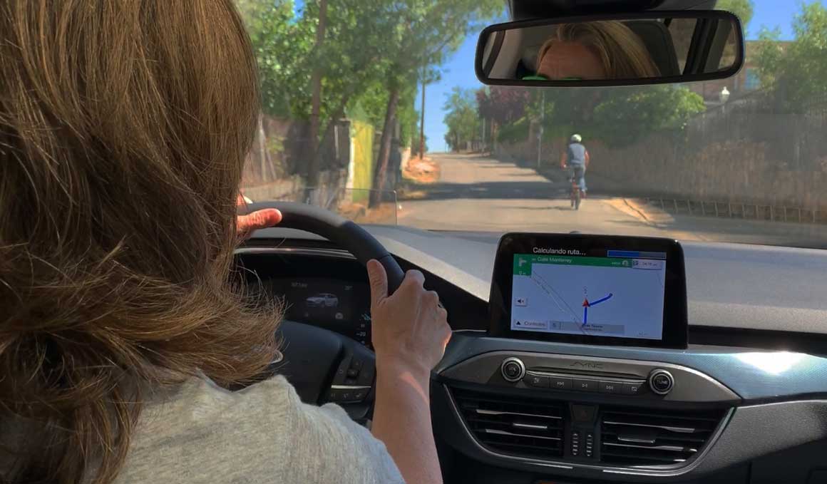 Ahí delante va una bici y el Ford Focus Active nos lo va a hacer notar. No vamos a poder atropellarlo ni aunque vayamos despistados.