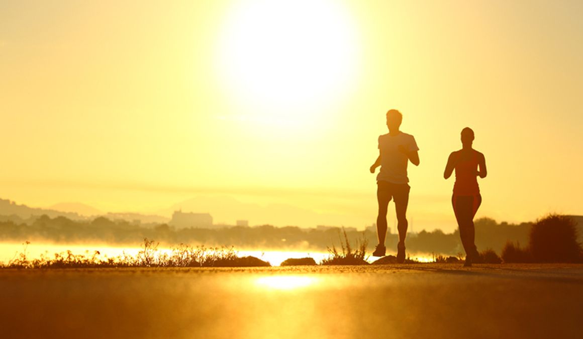 Aumenta tu rendimiento mental entrenando por la mañana y haciendo pausas para moverte en el trabajo