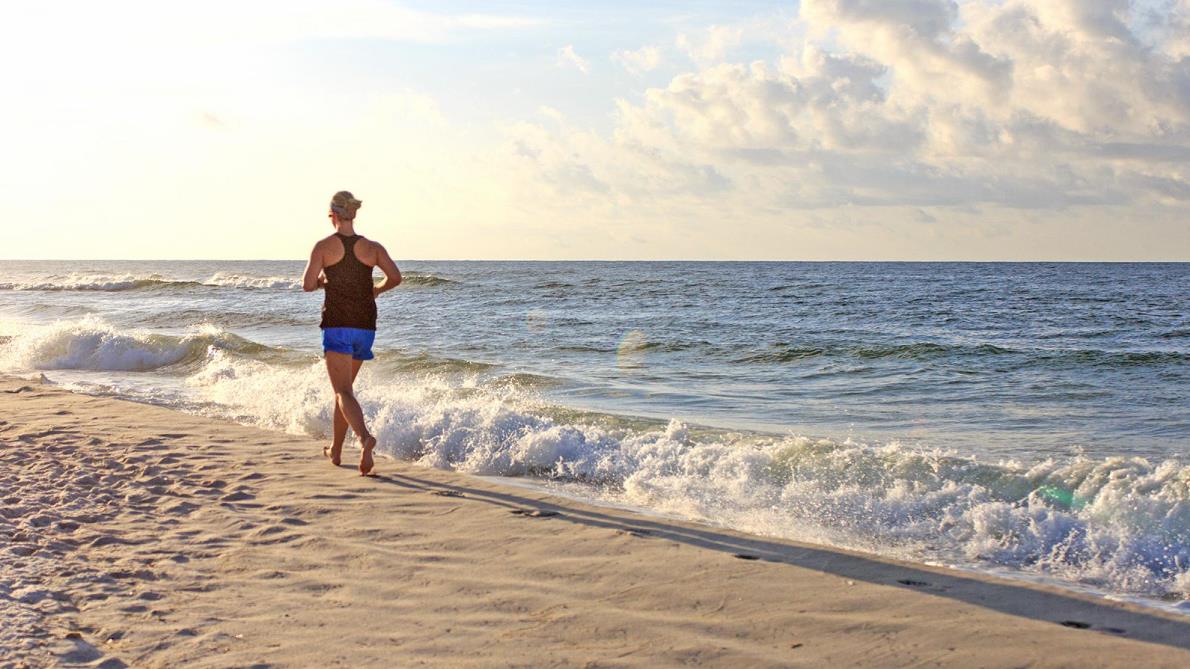 ¿Puede causarte lesiones importantes correr descalzo por la playa?