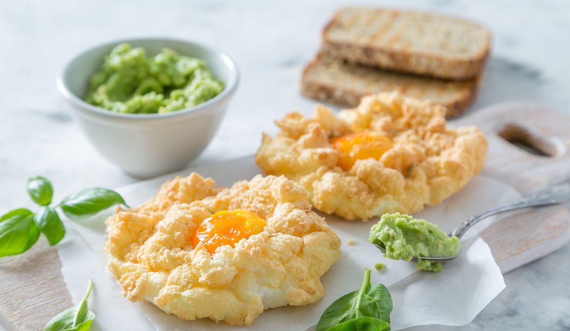 Receta Keto de Nubes de Huevo con aguacate