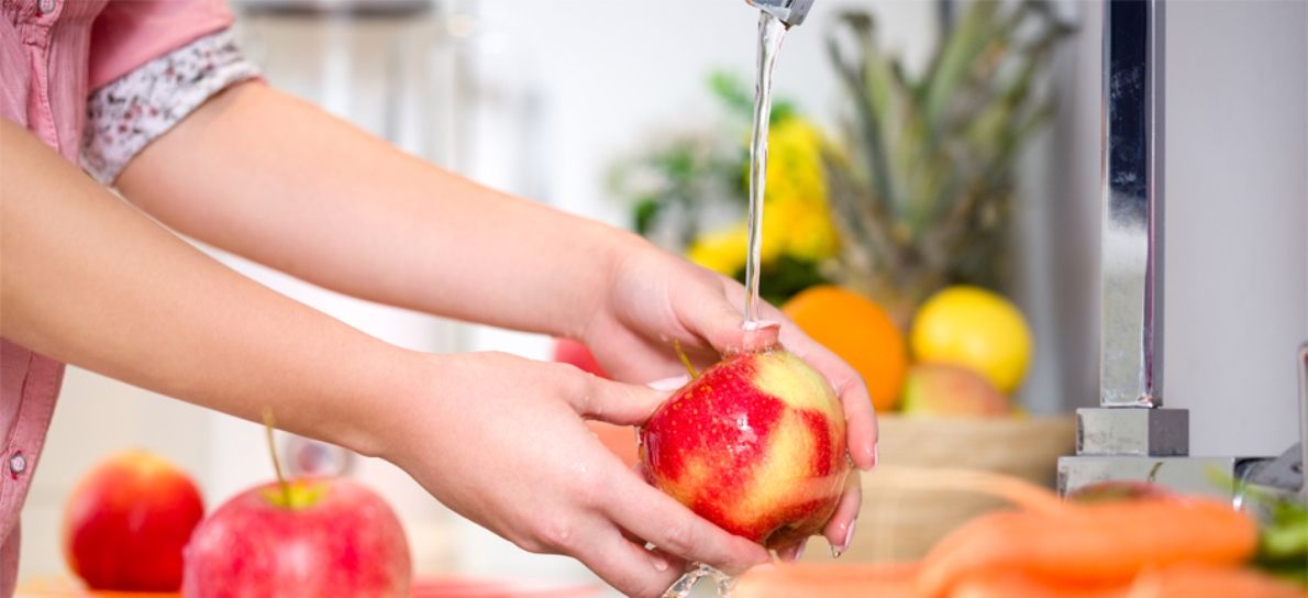 Para lavar la fruta no vale unos segundos bajo el grifo